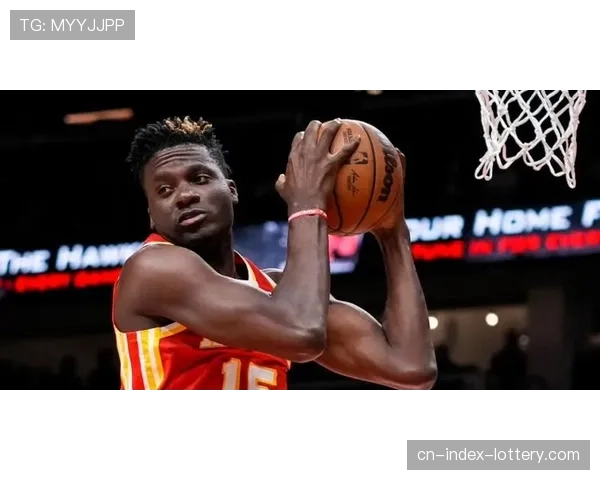 老鹰特雷-杨因伤退场，球队进攻从动态挡拆转为更多无球跑动